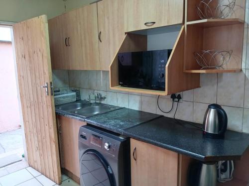 Η κουζίνα ή μικρή κουζίνα στο Budget Stays at Olivia Pines Guesthouse