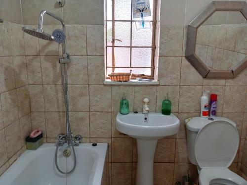 Ένα μπάνιο στο Budget Stays at Olivia Pines Guesthouse