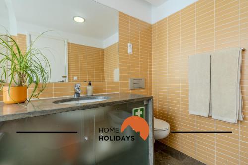 une salle de bain avec un lavabo et des toilettes dans l'établissement #339 Terras Novas N 4 By Home Holidays, à Vale da Ursa