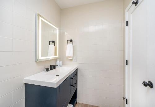 Vannituba majutusasutuses Rest & Explore Miami's Best - Unit C