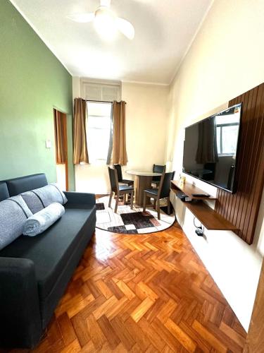 Televizorius ir (arba) pramogų centras apgyvendinimo įstaigoje Cozy in Glória