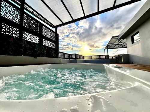 Carnelian 3 - Penthouse Style Apartment