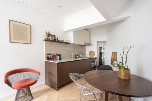 Superb studio with terrasse & 24-7 security in the heart of Paris!