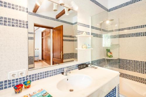 ein Badezimmer mit Waschbecken und Spiegel in der Unterkunft El Charco in Can Furnet