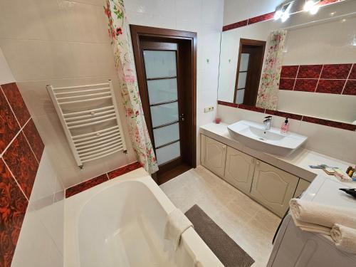 Ένα μπάνιο στο Bright-Spacious Apartment New Building, Near Center, 3 Parks
