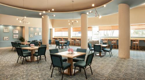 Restaurace v ubytování Sherry Frontenac Oceanfront