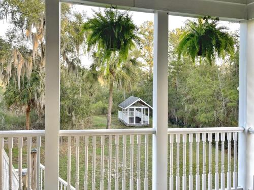 Κήπος έξω από το Large Home w Spa Midway to Savannah & Tybee Island! Dog friendly Venue