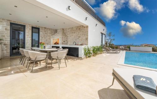 un patio con tavolo e sedie e una piscina di Villa Galla a Vodice