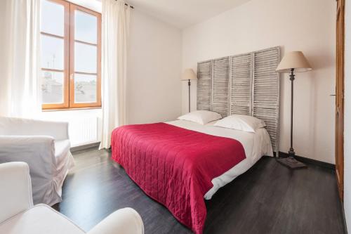 מיטה או מיטות בחדר ב-Le Relais Des Dix Crus - Logis Hôtel B&B
