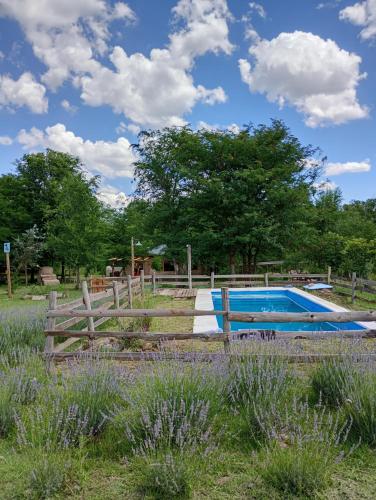 einen Zaun um einen Pool auf einem Feld in der Unterkunft La Margarita in Villa Ciudad Parque
