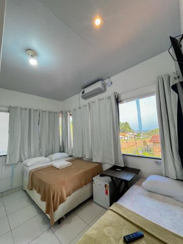 una camera da letto con un letto e una grande finestra di Pousada Marajó For You a Soure