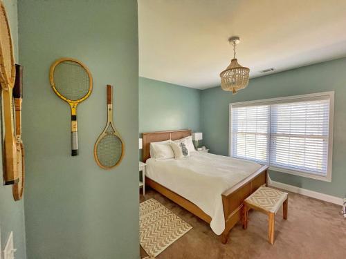 Ένα ή περισσότερα κρεβάτια σε δωμάτιο στο Large Home w Spa Midway to Savannah & Tybee Island! Dog friendly Venue