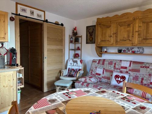 Charmant 2 Pièces + Cabine Rénové, Proche Commerces et Pistes, Balcon, Parking Gratuit - Montchavin