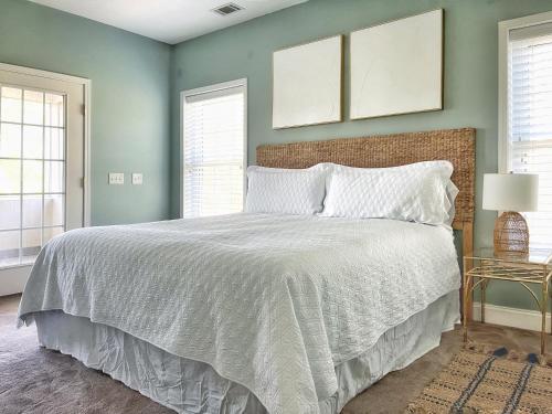 Ένα ή περισσότερα κρεβάτια σε δωμάτιο στο Large Home w Spa Midway to Savannah & Tybee Island! Dog friendly Venue