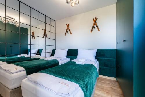 Кровать или кровати в номере Apartament Alpejski - Orlik Residence - Apartament z widokiem na Śnieżkę