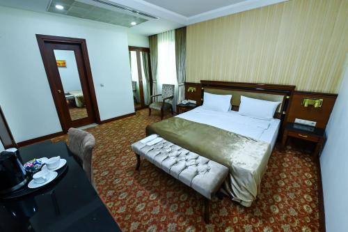 Postel nebo postele na pokoji v ubytování Atropat Old City Hotel