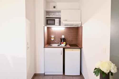 Cucina o angolo cottura di Comfort Aparthotel Versailles, St Cyr l'Ecole