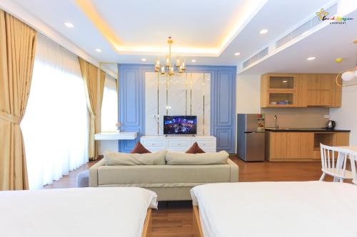 a living room with a couch and a kitchen at Căn Hộ FLC SEA TOWER Quy Nhơn View Biển Giá Rẻ in Quy Nhon