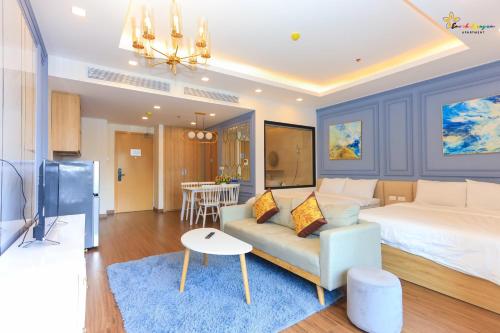 a living room with a bed and a couch at Căn Hộ FLC SEA TOWER Quy Nhơn View Biển Giá Rẻ in Quy Nhon