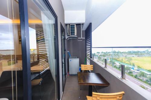 a room with a bench in a building with a window at Căn Hộ FLC SEA TOWER Quy Nhơn View Biển Giá Rẻ in Quy Nhon