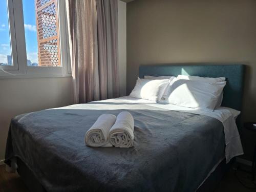 เตียงในห้องที่ Loft Cama Queen - Eztower e Consulado EUA!