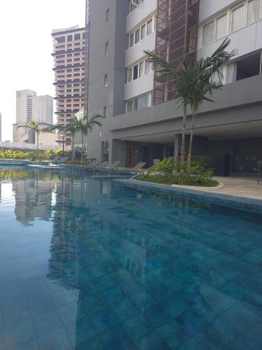 สระว่ายน้ำที่อยู่ใกล้ ๆ หรือใน Loft Cama Queen - Eztower e Consulado EUA!
