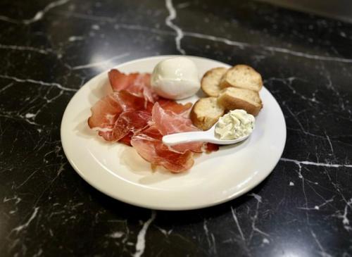 ホテルの敷地内または近くでの食事または食べ物