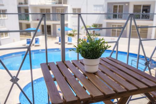 Bazén v ubytování Emily apartment nebo v jeho okolí
