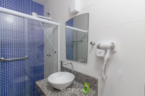 a bathroom with a sink and a mirror at Linda Casa em Cabo Frio PTB0105 in Peró