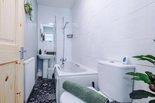 クルーにあるPerfect for Business, 2 Bed Home by 53 Degrees Property, Great Location, Sleeps 4!のギャラリーの写真