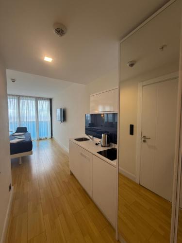 Kuchyň nebo kuchyňský kout v ubytování New Orbi City Towers