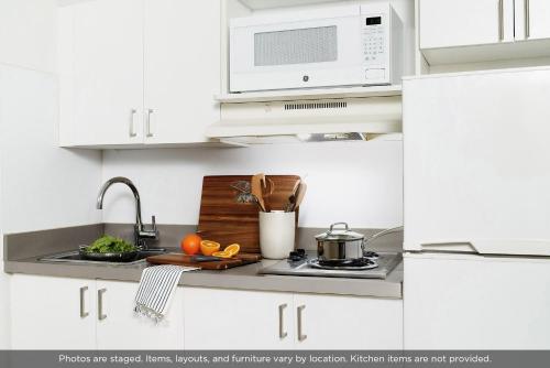 Η κουζίνα ή μικρή κουζίνα στο Intown Suites Extended Stay Select Hampton VA