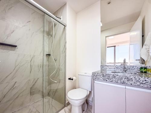 Un baño con ducha, inodoro y lavabo. en Vista livre, suíte de luxo, Apartamento de Luxo, en Brasilia