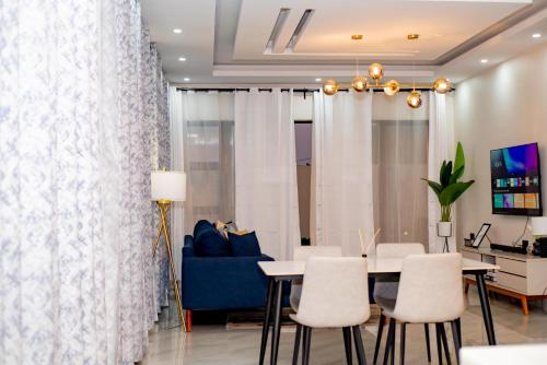 Μια τηλεόραση ή/και κέντρο ψυχαγωγίας στο Ket Apartments 1 - Modern, Secure, Comfortable & High Speed WiFi