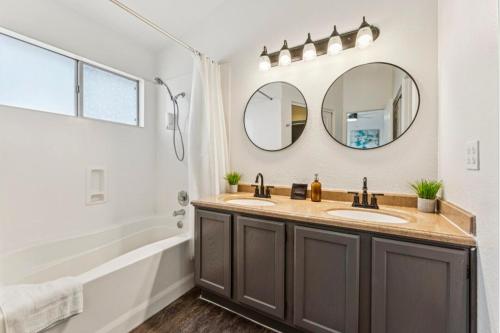 Ένα μπάνιο στο Luxury Home in Phoenix Peoria for 16 Guests & Pool