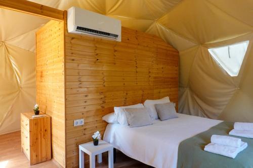 a bedroom with a bed in a tent at Hotel Taray Botanico in Órgiva