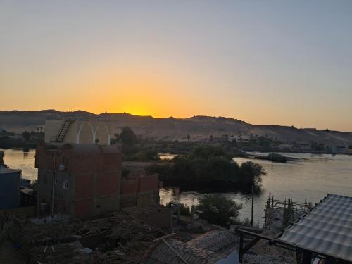 アスワンにあるSeko Kato Nile View Hostelの夕日を背景に川の景色