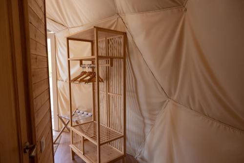 a room with a wooden shelf in a tent at Hotel Taray Botanico in Órgiva