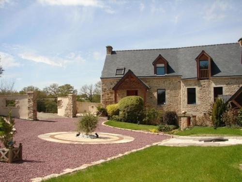 a large stone house with a gravel driveway at Le gite du procureur in Monterblanc
