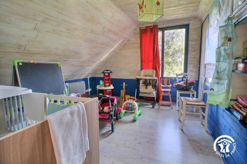 a room with a classroom with chairs and a chalkboard at Le gite du procureur in Monterblanc