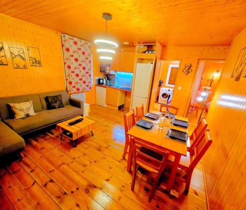 TV a/nebo společenská místnost v ubytování Chalet Entier Proche Ski et Lac