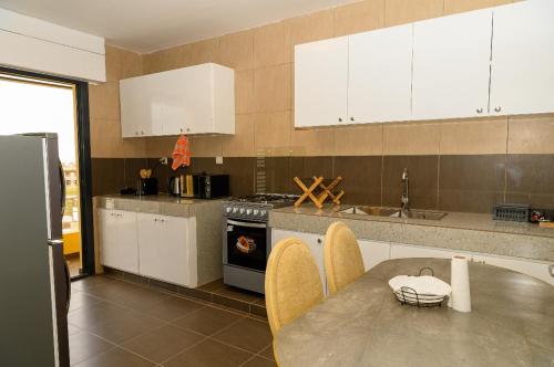 Dapur atau dapur kecil di Spacious & bright bedroom