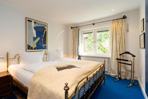 a bedroom with two beds and a window at Haus Hideaway in Westerland (Sylt)