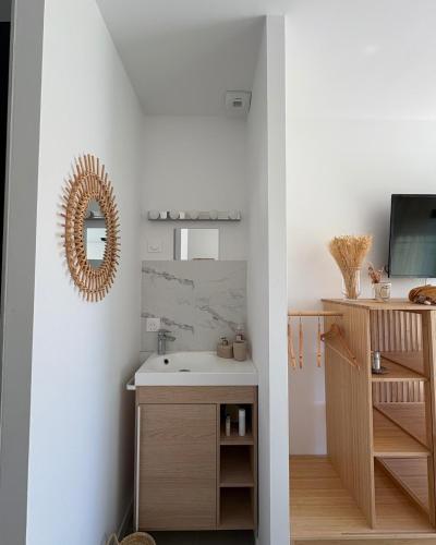 a bathroom with a sink and a mirror at Chambre indépendante vue vignes et mer in Saint-Cyr-sur-Mer