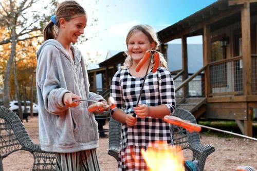 Tetamu yang menginap di Alluring Tented Cabin on Geronimo Creek - Perfect Glamping Vacation Destination in Seguin, Texas