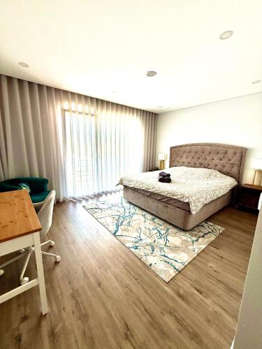 a bedroom with a bed and a rug at Valadares House in Corroios