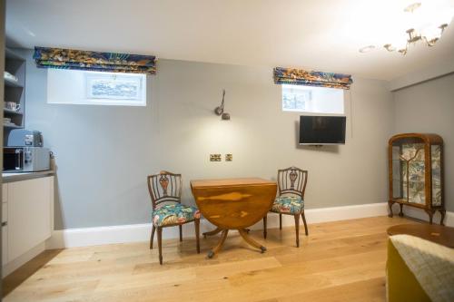 a living room with a table and two chairs at Bishop's Gate Hotel in Derry Londonderry