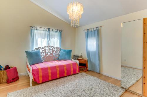 Postel nebo postele na pokoji v ubytování Outdoor Adventure Haven - 15 Mi to Mount Shasta!