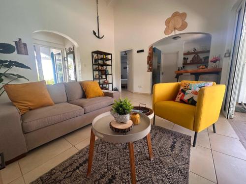 a living room with a couch and a table and chairs at Villa Monte Azul in Willemstad