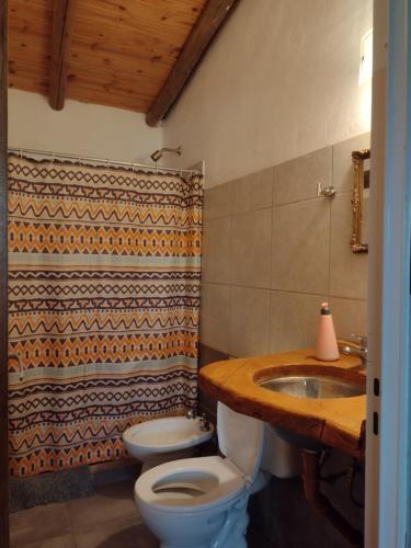 ein Badezimmer mit Toilette und Waschbecken in der Unterkunft La Margarita in Villa Ciudad Parque
